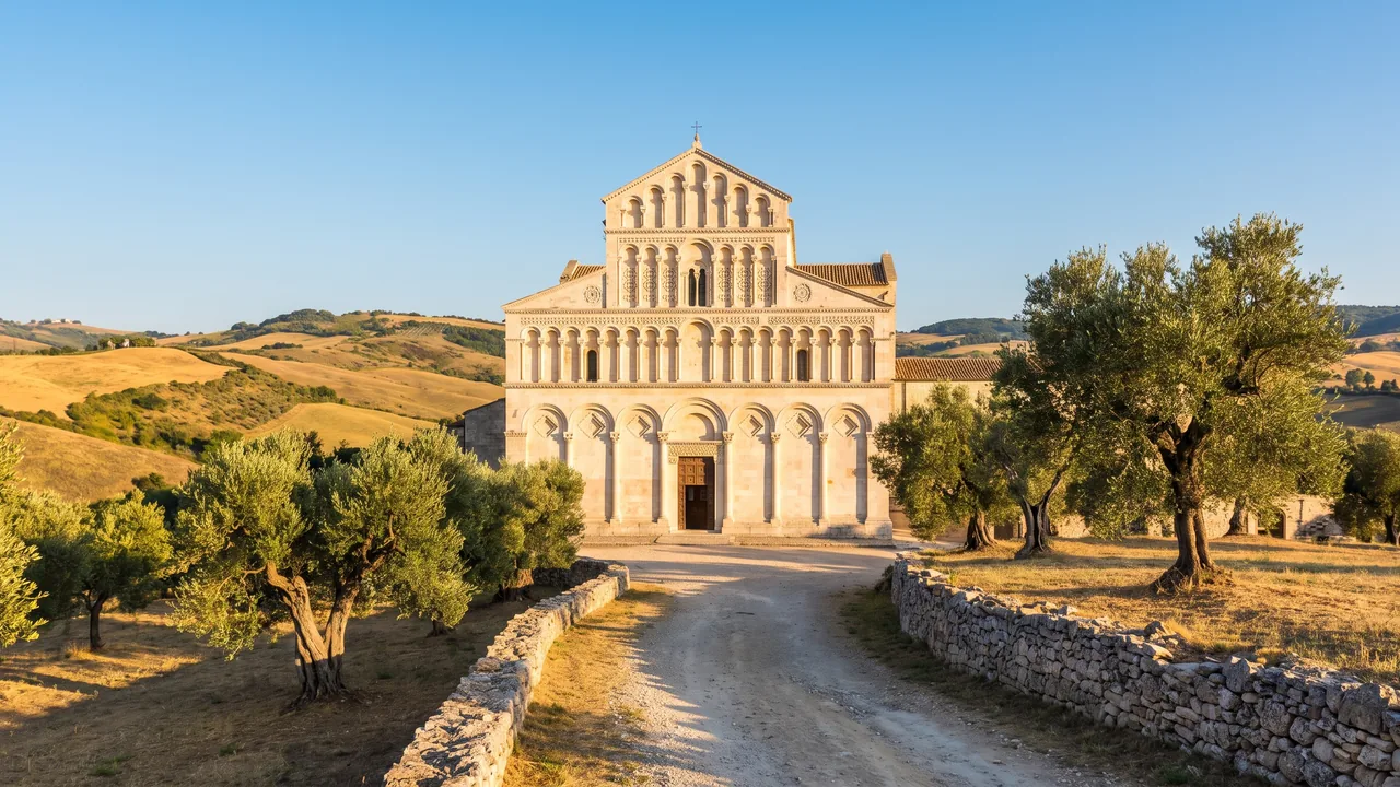Fachada románica esculpida de la colegiata de Saint-Jacques de Aubeterre, arcadas ciegas y molduras geométricas