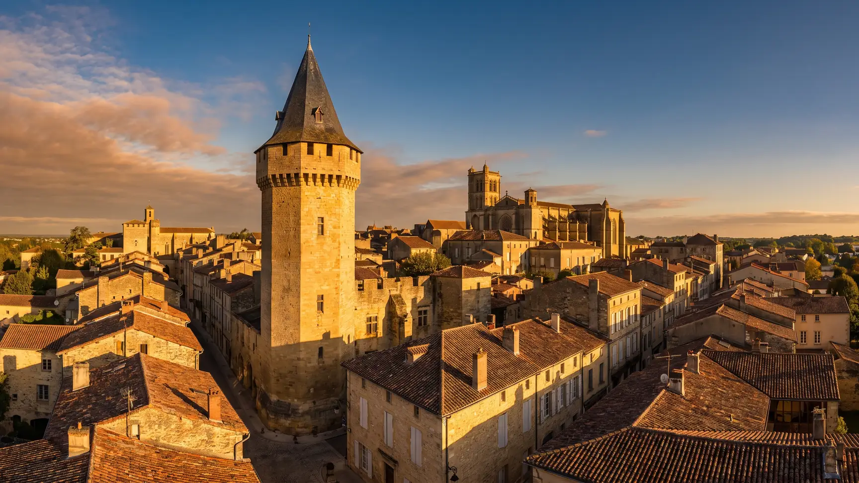 Torre de Armagnac sobre los tejados del casco antiguo de Auch