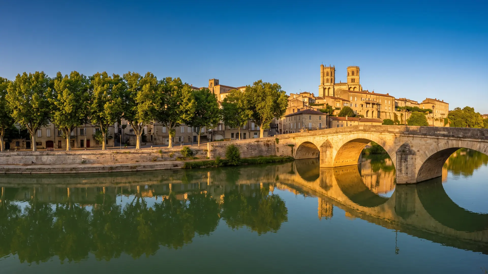 El río Gers y la catedral de Santa María, sobre los muelles de Auch