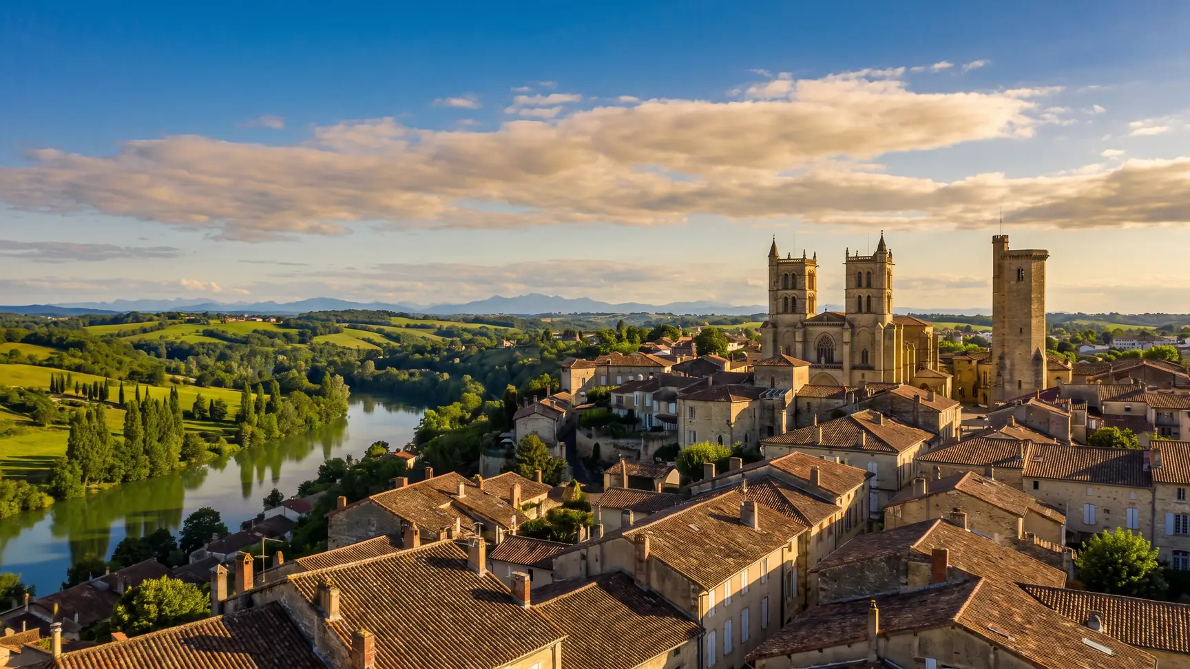 Panorama de Auch, su catedral y las colinas de Gascuña