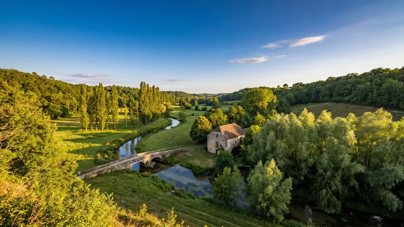 El valle del Beuve, en el sur de Gironda, un arroyo que serpentea entre praderas húmedas y hileras de álamos