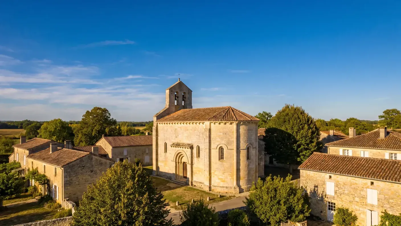 La iglesia de Nuestra Señora de Birac, una modesta iglesia de pueblo construida en piedra clara, con una cabecera con contrafuertes