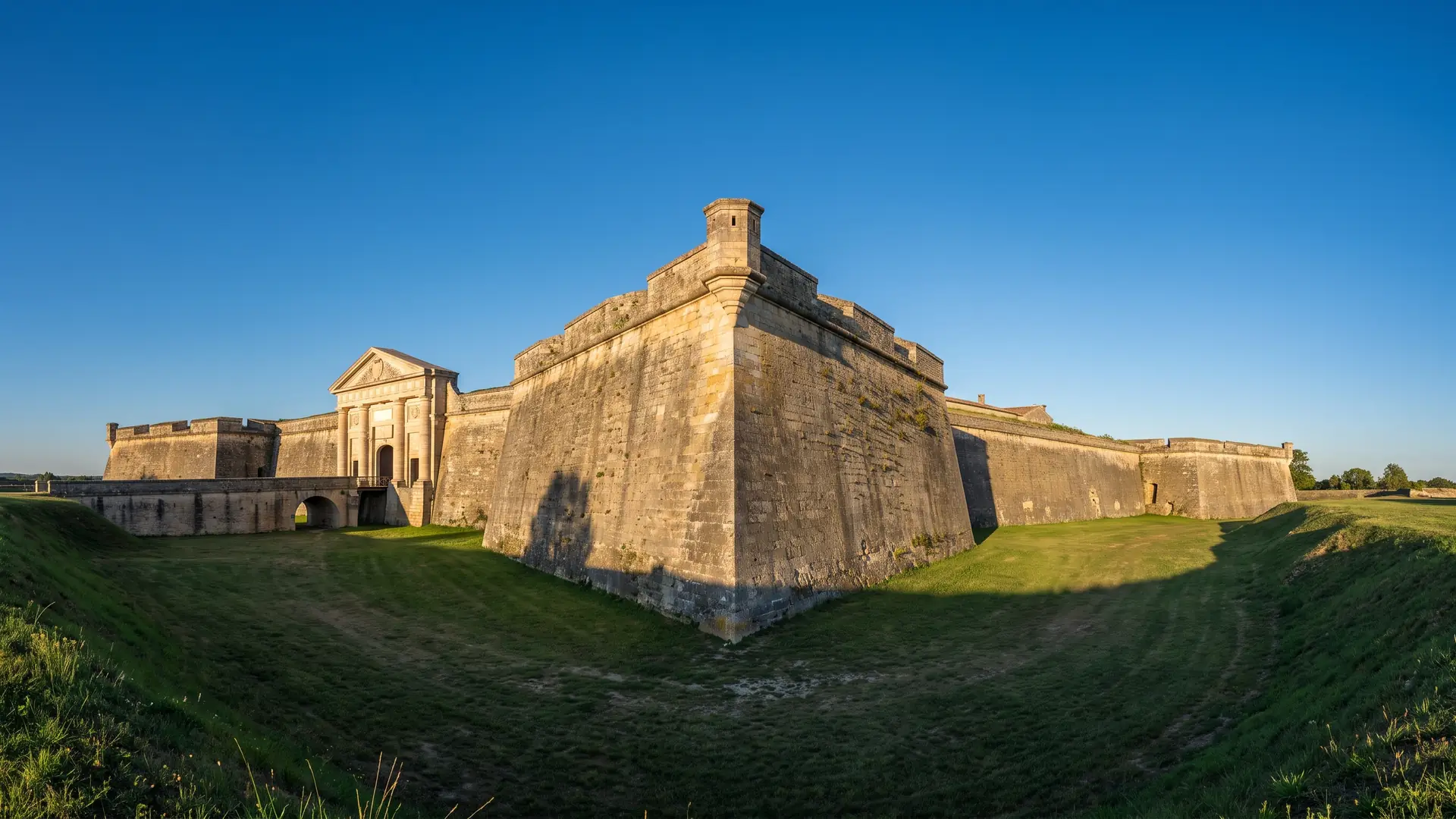 Murallas y puerta monumental de la ciudadela de Blaye