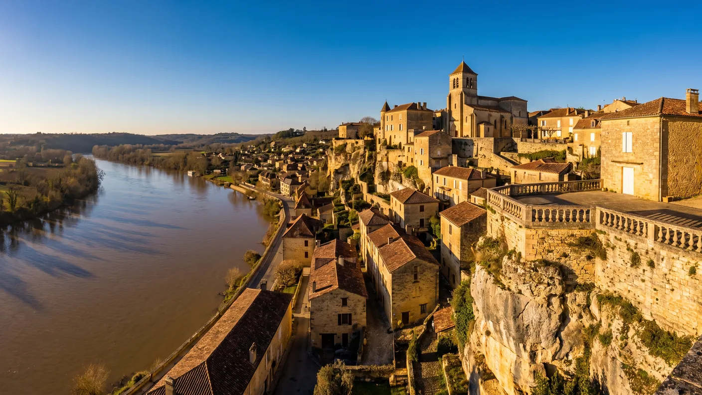 La vieille ville de Bourg-sur-Gironde perchée au-dessus de la Dordogne, étape depuis Saint-Denis-de-Pile