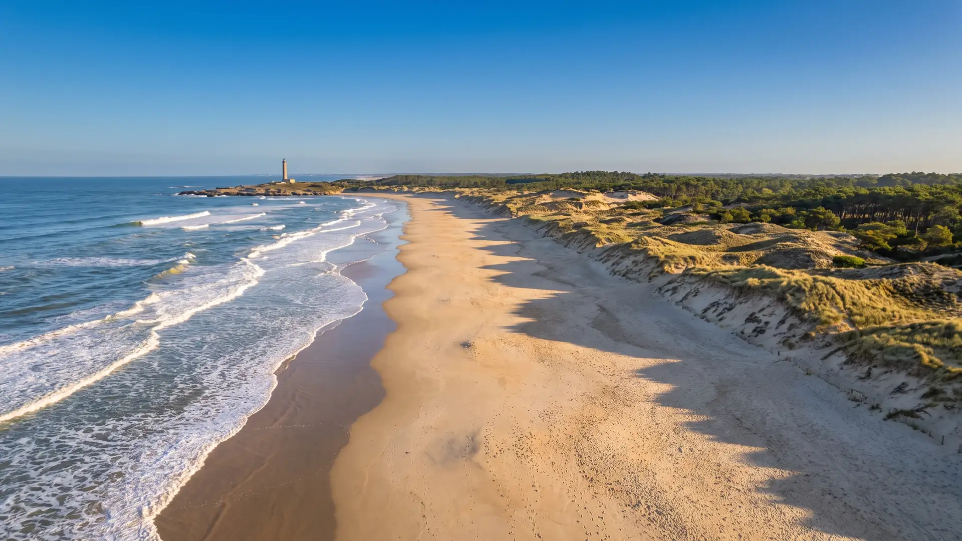 La Côte Sauvage, cerca de La Palmyre, una larga playa desierta que linda con las dunas y el bosque, cerca del camping Atlantique Parc