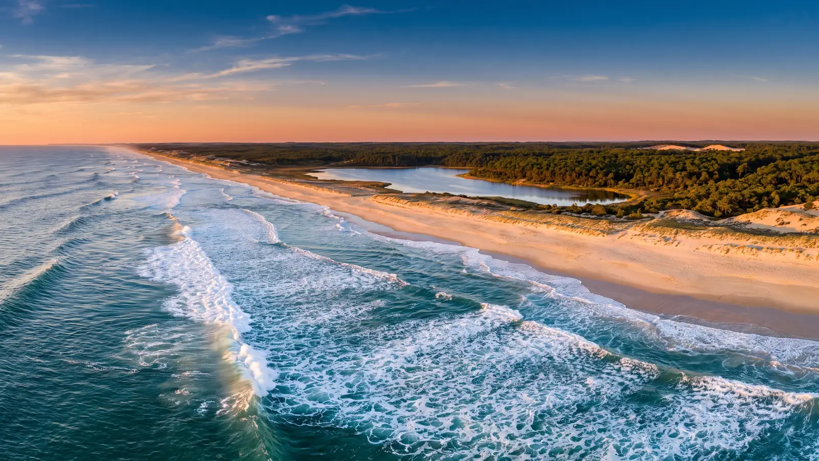 Las olas del Atlántico en la playa virgen de Le Porge-Océan, cerca del camping La Grigne