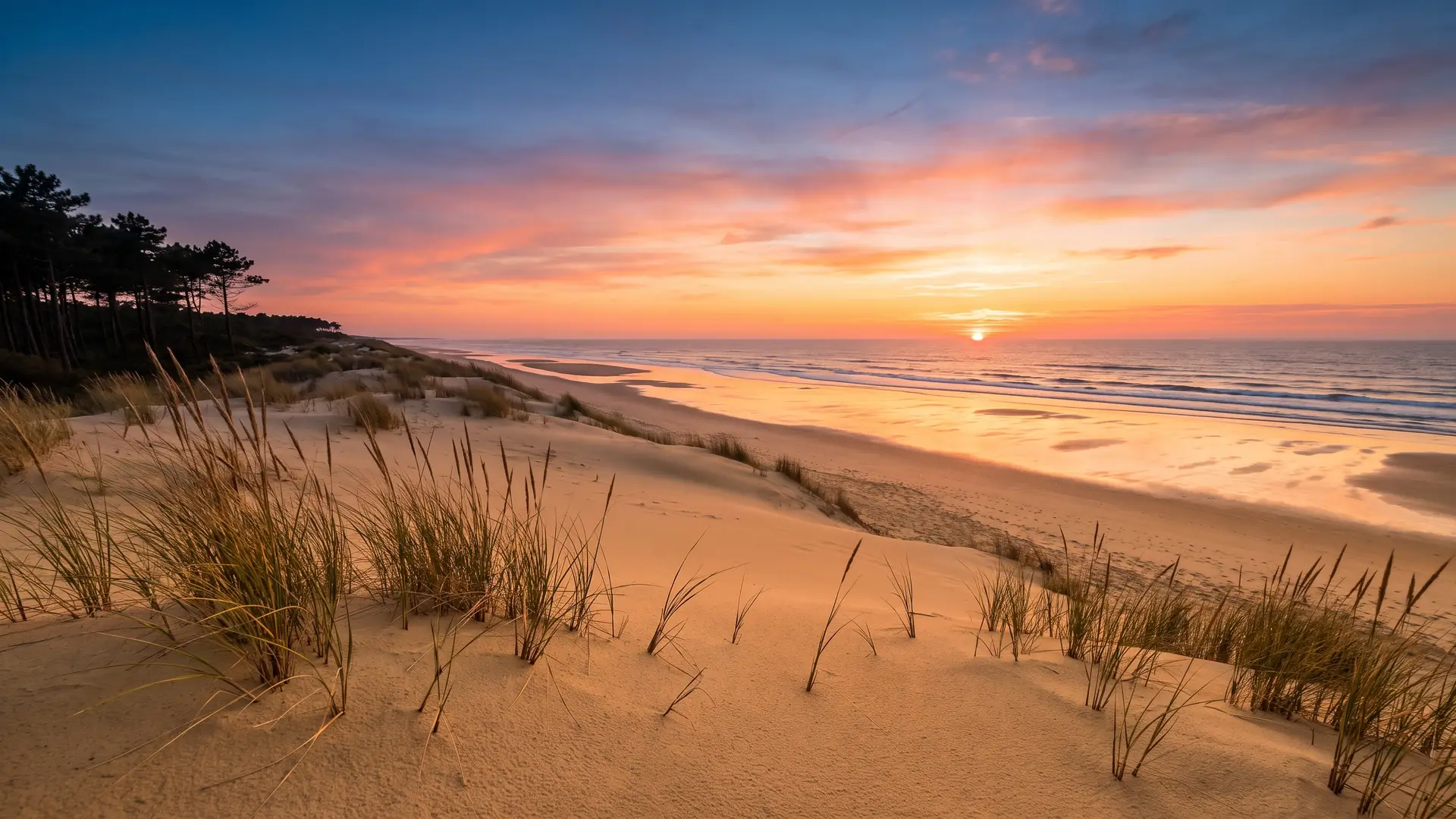 La playa virgen de Porge-Océan al atardecer, cerca del camping La Grigne