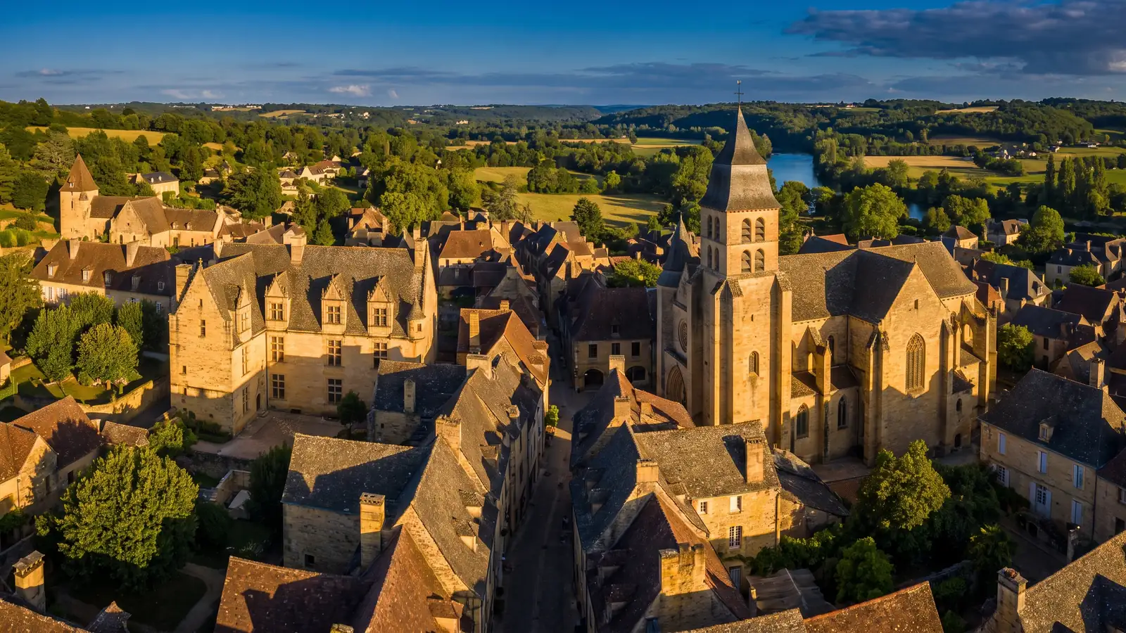 Sarlat, a unos 10 km del camping