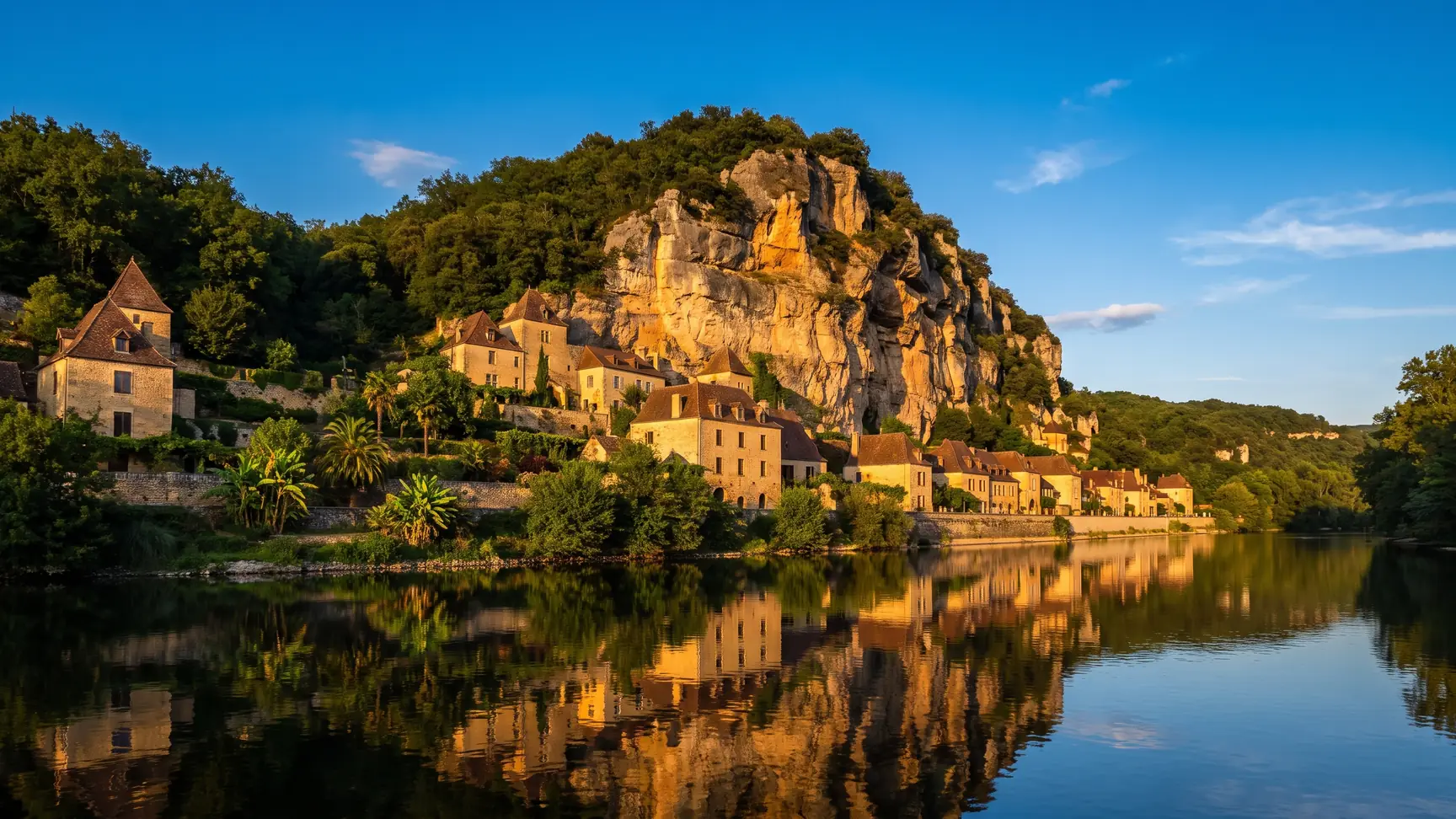 El pueblo de La Roque-Gageac, entre el acantilado y el río Dordoña