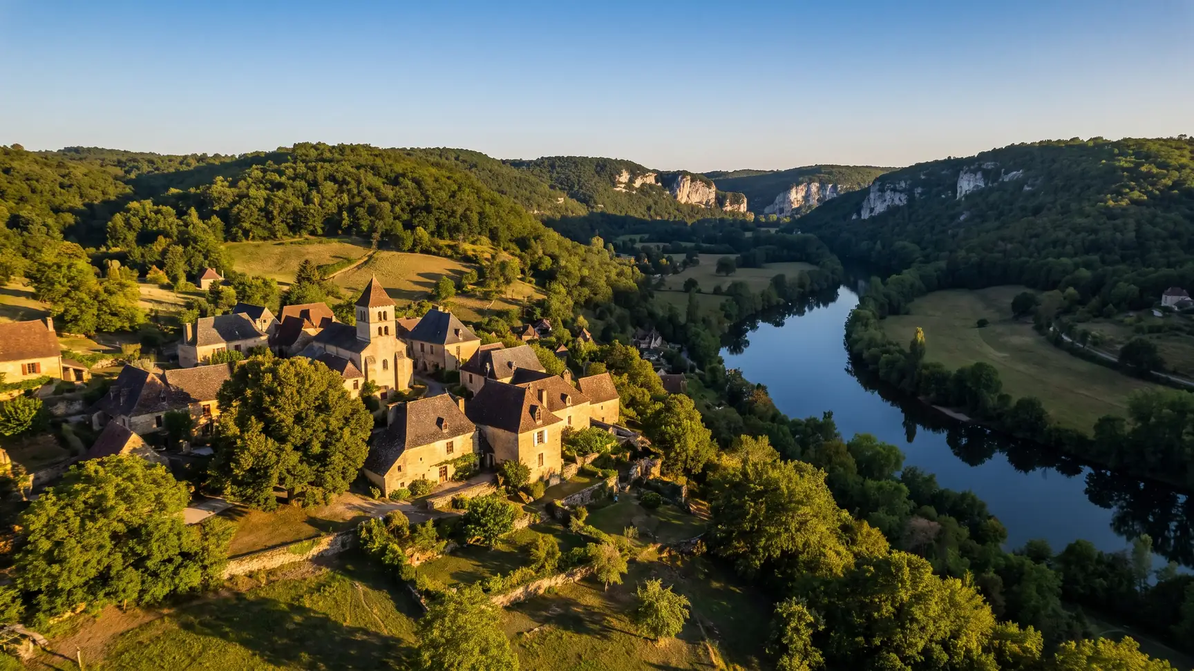 Aldea de piedra y tejados de pizarra en el Périgord Noir