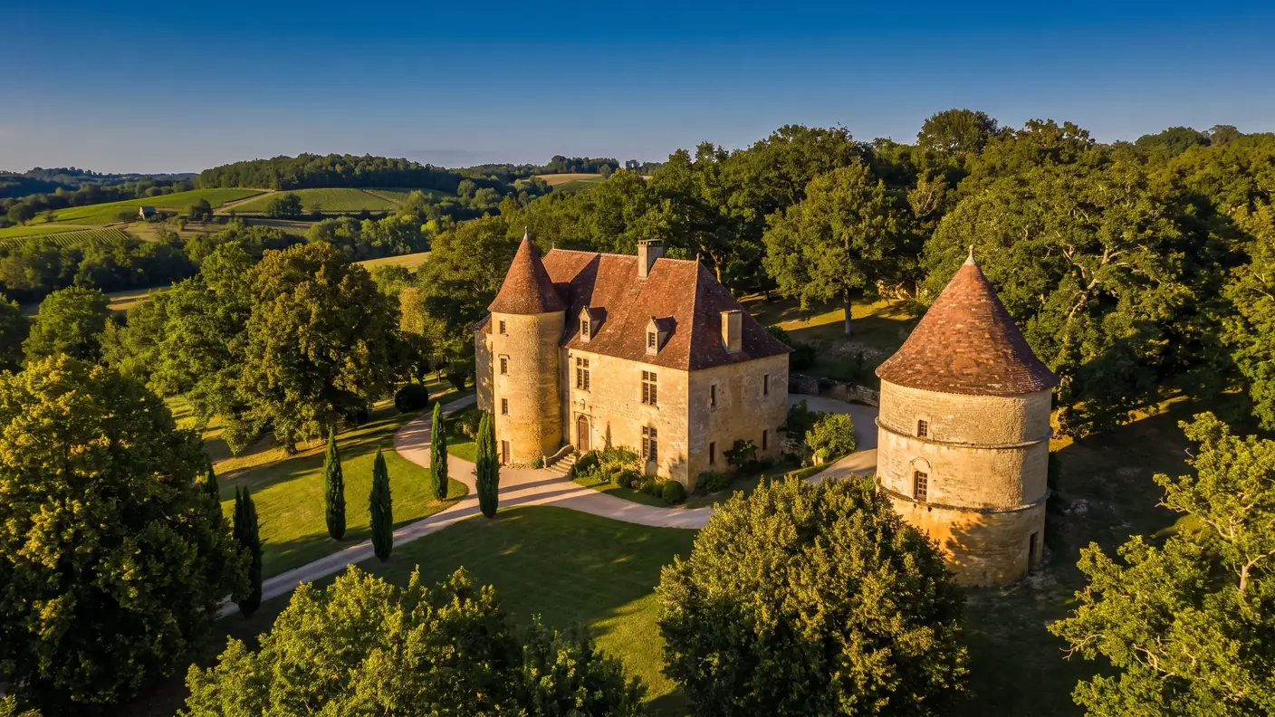 Casa solariega de piedra del Périgord, situada en la campiña boscosa cerca de Sarlat
