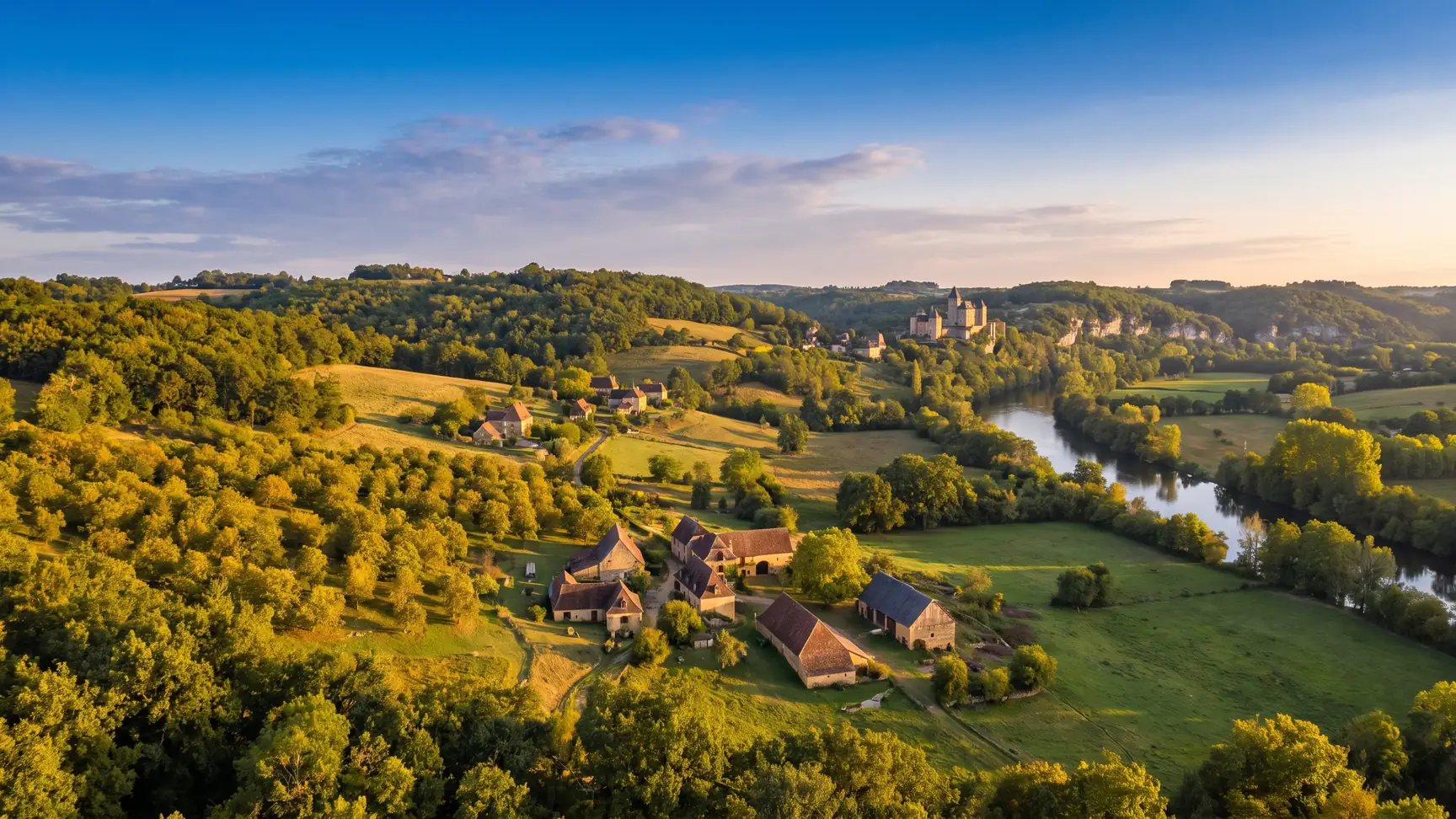 El valle del Dordoña, en el Périgord Noir, en Sainte-Nathalène — traslado privado a camping Les Grottes de Roffy