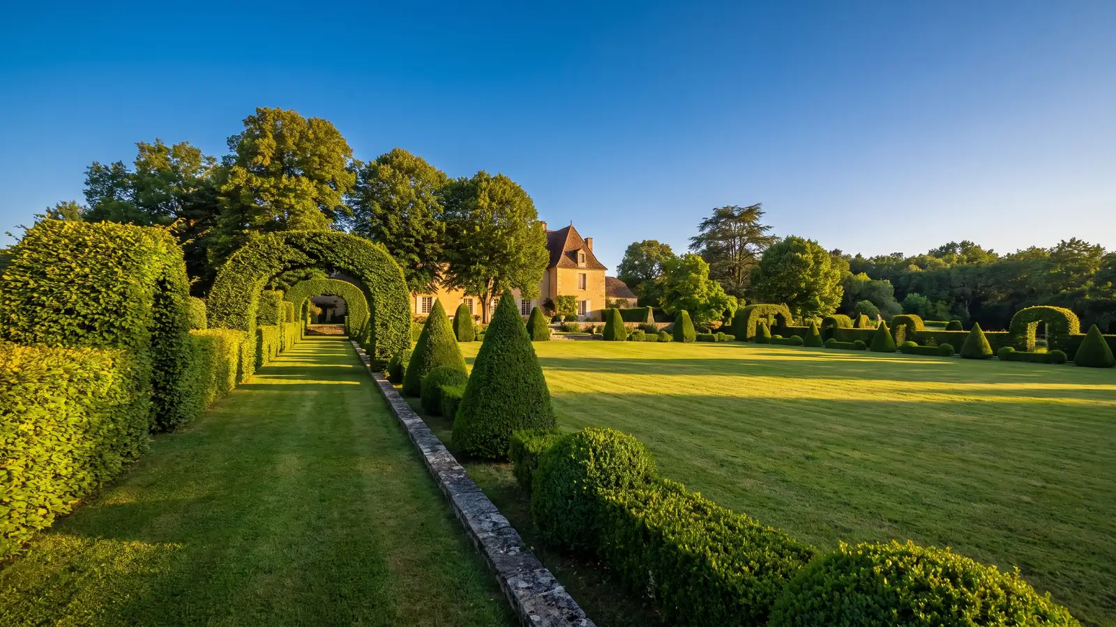 Topiarios de los jardines de la finca Manoir d'Eyrignac, cerca de Les Péneyrals