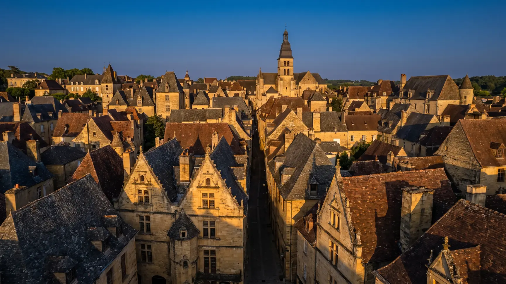 Sarlat, a unos 10 km del camping