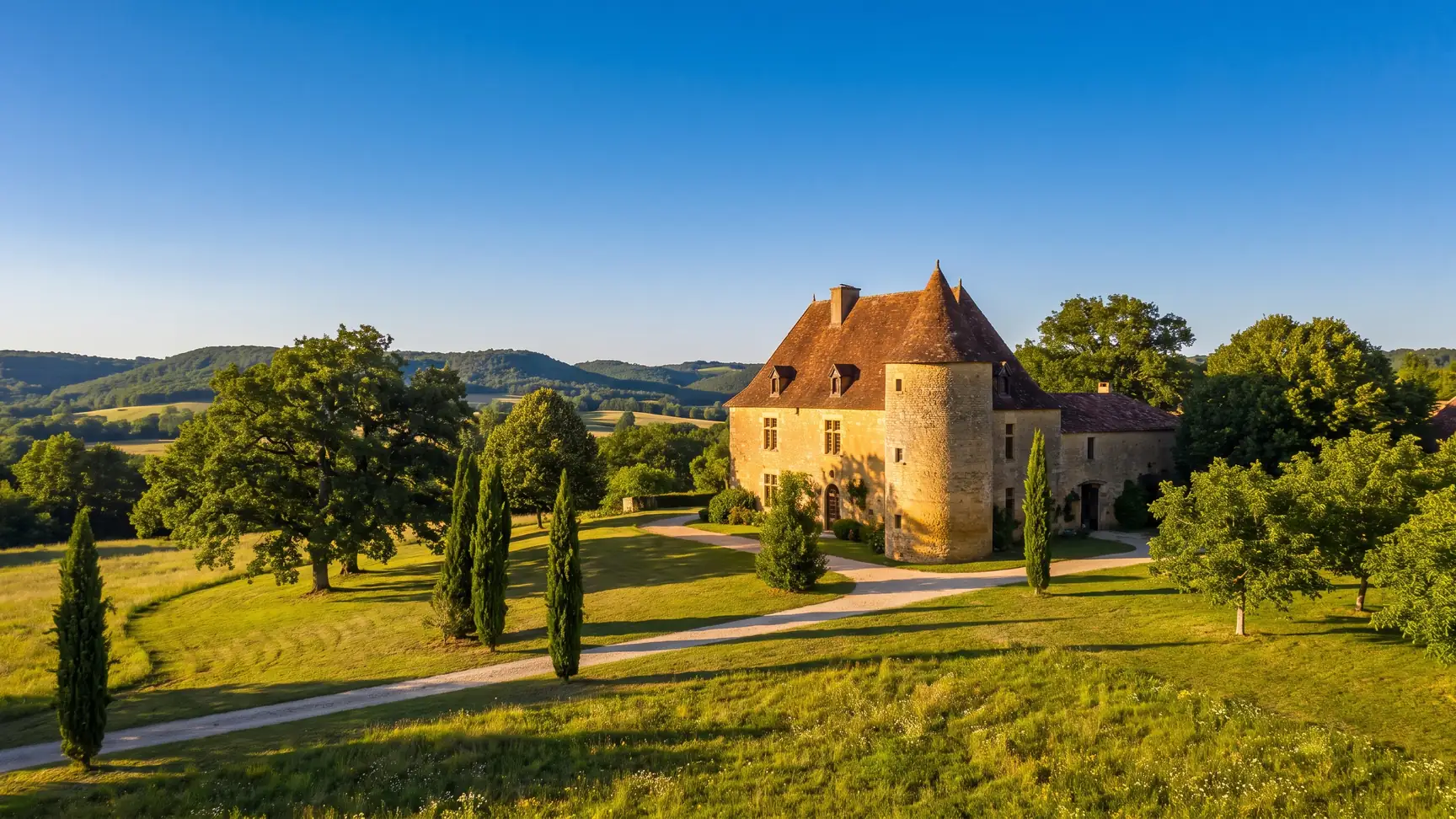 Mansión típica del Périgord en Eyrignac, rodeada de árboles