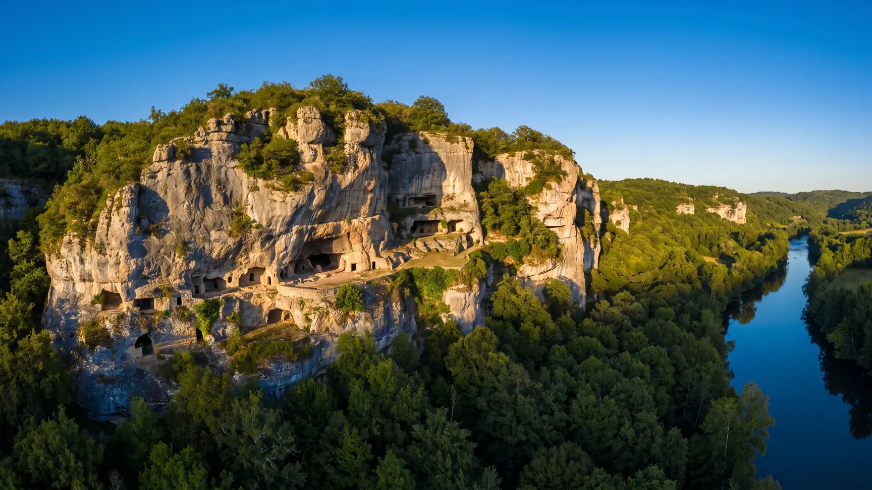 Acantilado troglodítico de La Roque Saint-Christophe