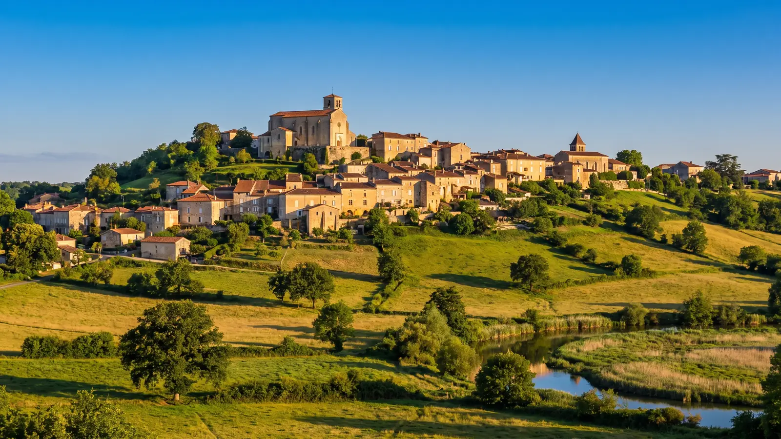 The hilltop bastide of Monflanquin, with stone houses stretching all the way to the church, near the Château de Fonrives campground