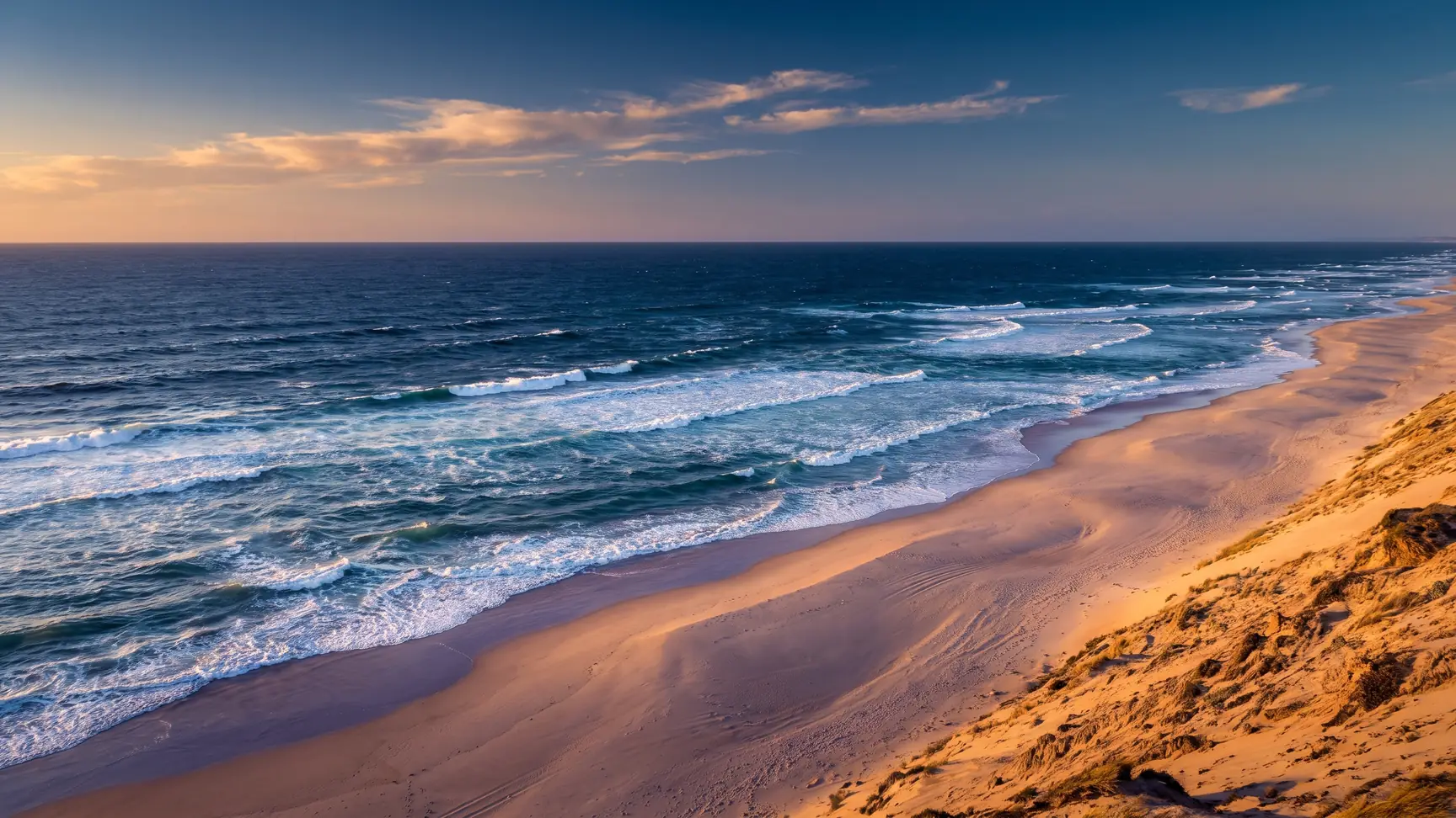 El océano frente a Capbreton, las profundas aguas índigo del «gouf» y el suave oleaje que se refracta hacia la playa
