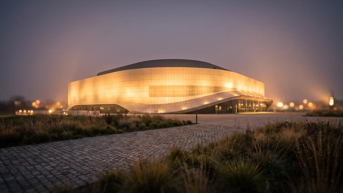 A van with a chauffeur in front of the Arkéa Arena in Floirac, near Bordeaux, on a concert night