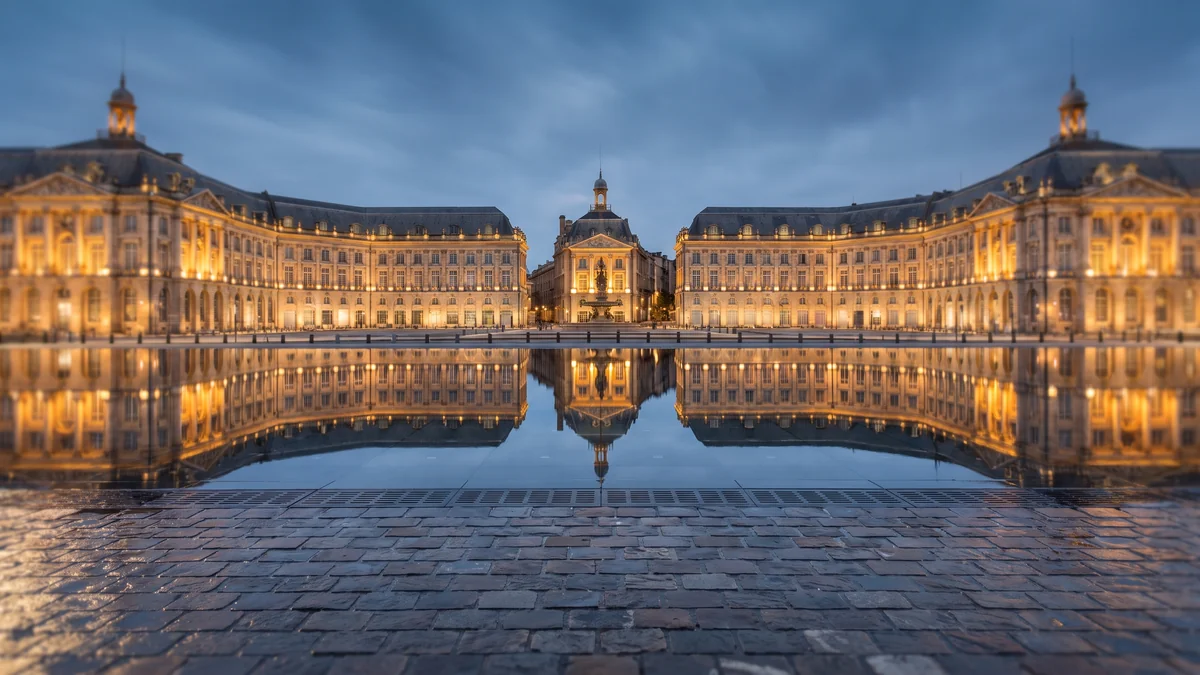 Place de la Bourse reflected in Bordeaux’s Miroir d’eau at dusk