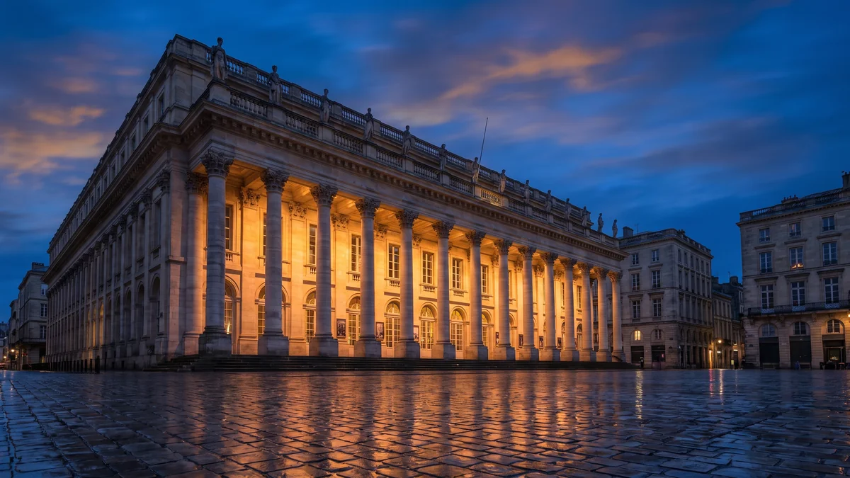 El Gran Teatro de Burdeos iluminado al atardecer