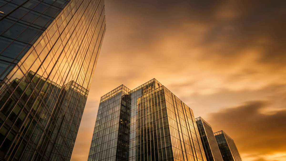 Rascacielos de oficinas acristalados al atardecer, ilustración del barrio de negocios