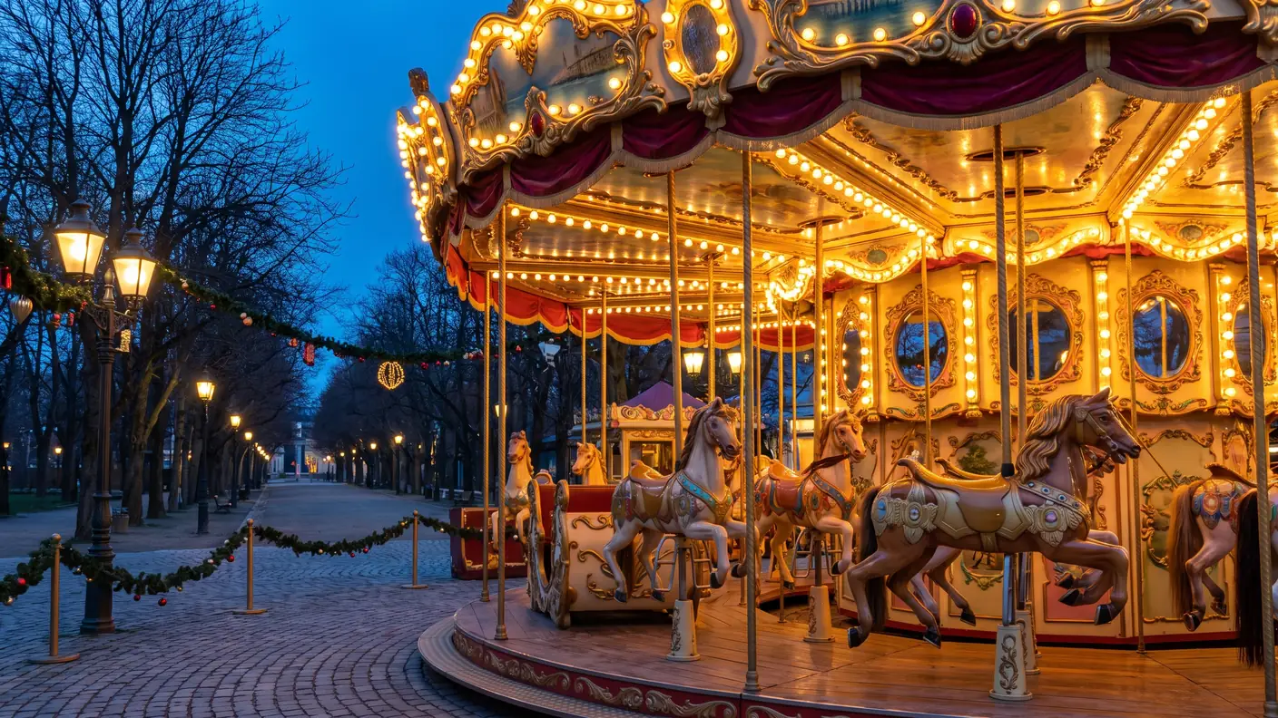 Un carrusel antiguo iluminado en un parque de atracciones de Île-de-France