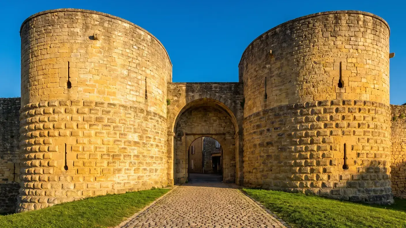 Las dos torres redondas con salientes de la «Porte des Tours», entrada fortificada de la bastida de Domme