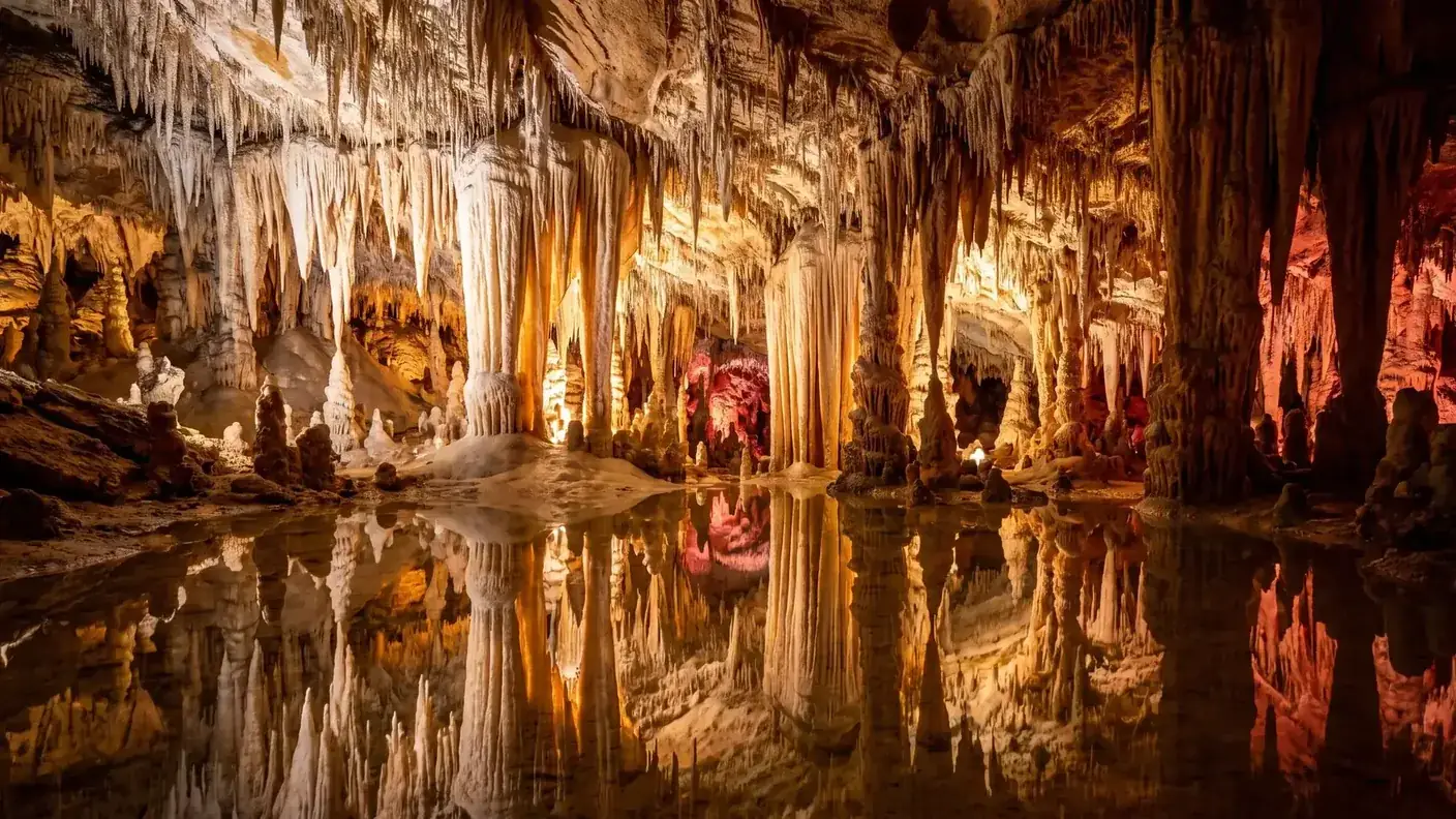 Estalactitas, estalagmitas y espejos de agua en una cueva natural del Périgord