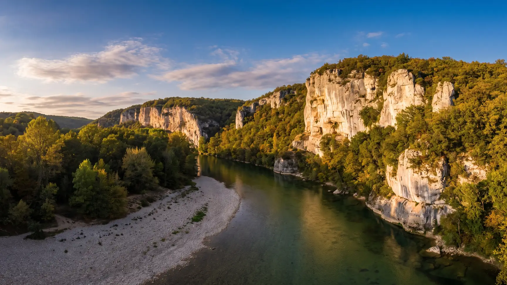 El río Lot, a los pies de los acantilados calcáreos del Quercy
