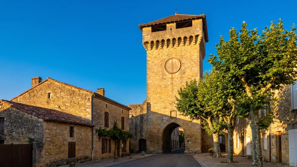 La Torre del Reloj y su pasaje abovedado en Duras