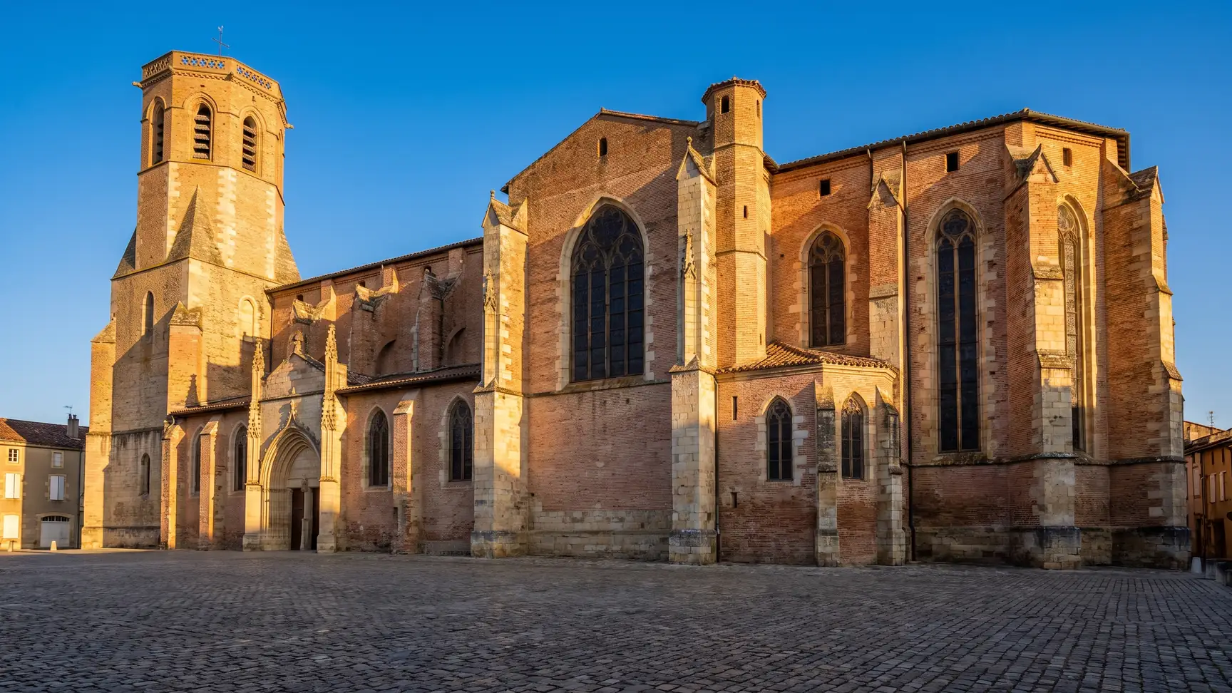 Catedral de San Lupercio, construida en ladrillo y piedra, en Eauze