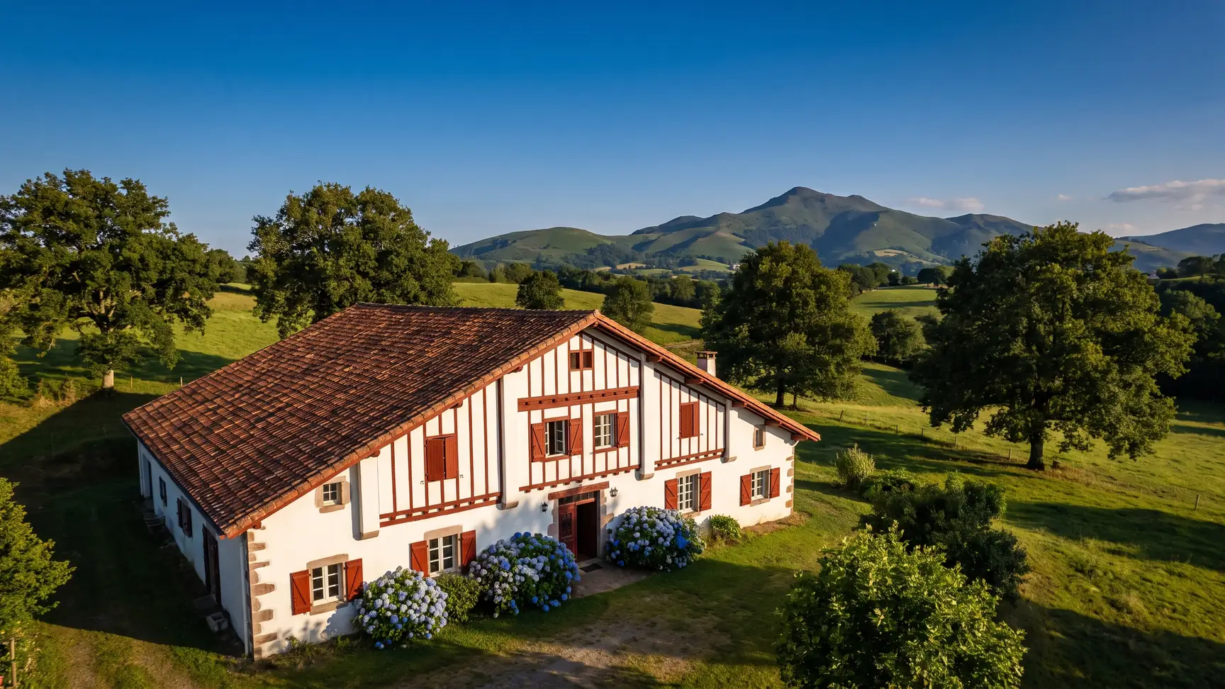 Casa labourdina blanca con entramado rojo cerca de Espelette