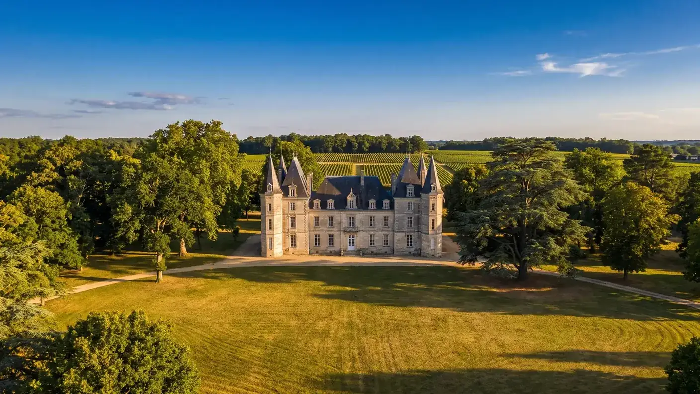 El castillo de Pitray en su parque, en Gardegan-et-Tourtirac