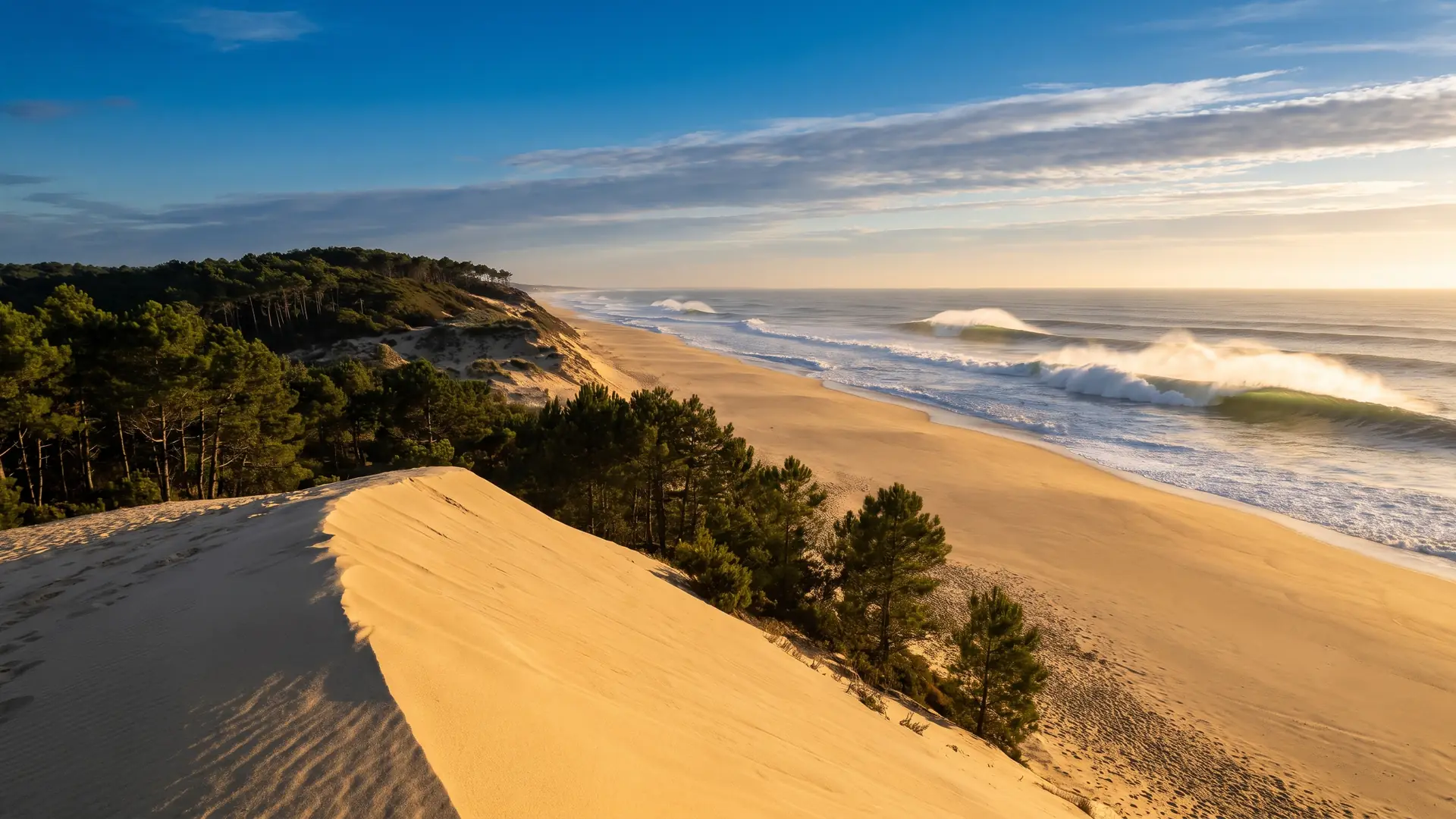 Potentes olas huecas del Atlántico rompiendo contra los bancos de arena de una playa virgen de las Landas