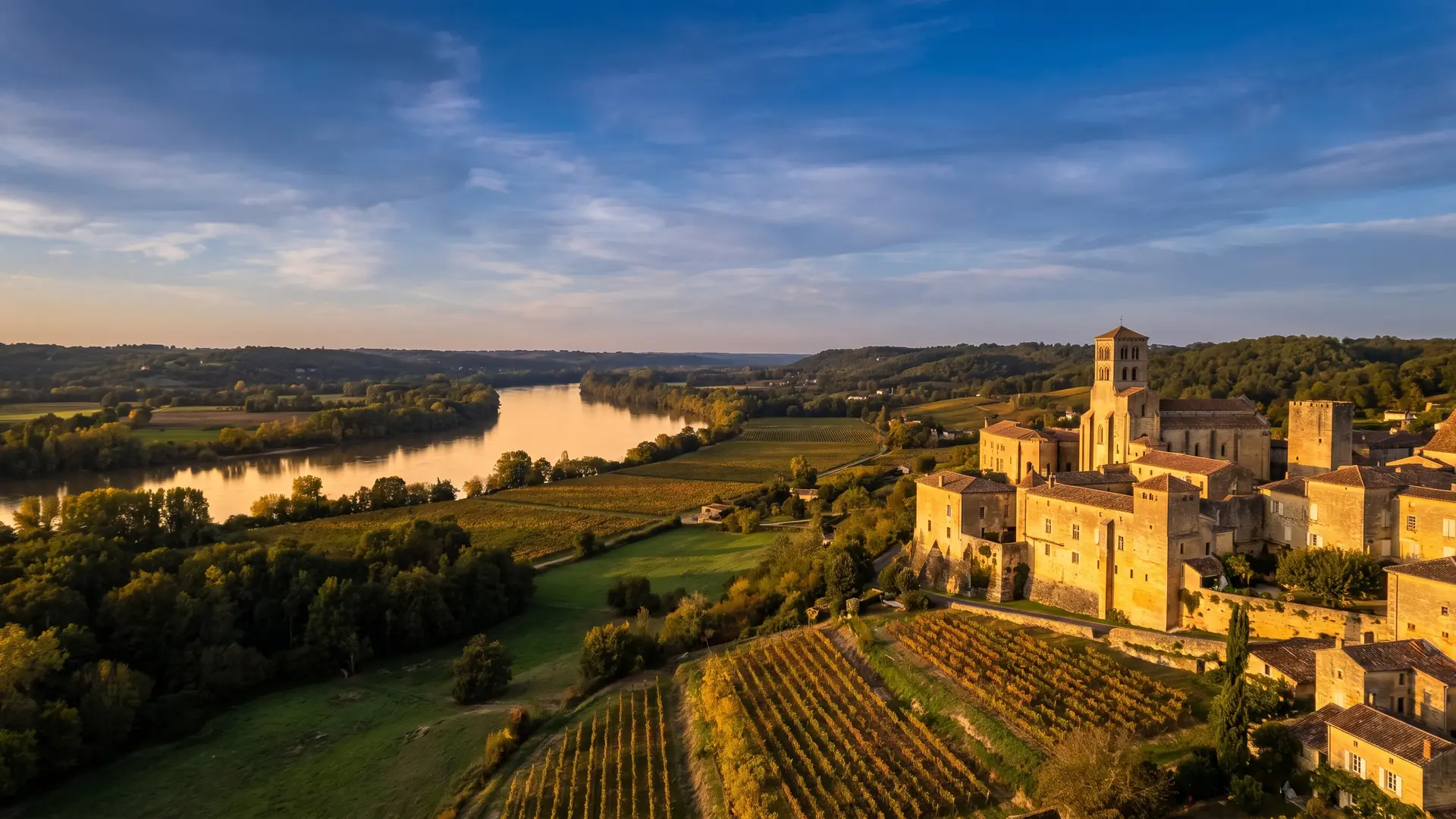 VTC Bordeaux toward La Réole — Southern Gironde, on the Garonne River