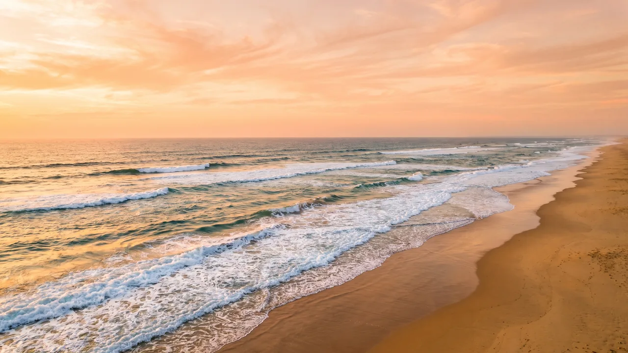 Las olas del océano Atlántico en Le Porge, en la costa del Médoc, en Gironda — destino del traslado privado Burdeos → Le Porge