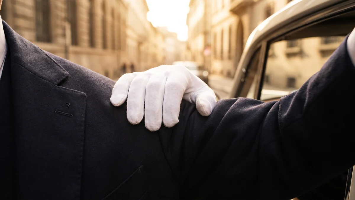 Chófer profesional con un aspecto impecable en Burdeos: un detalle de una atención profesional