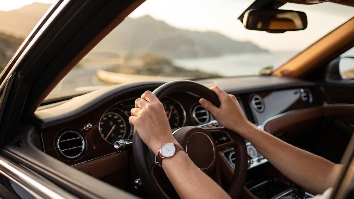 Las manos de un chófer profesional al volante en Burdeos: conducción prudente y suave