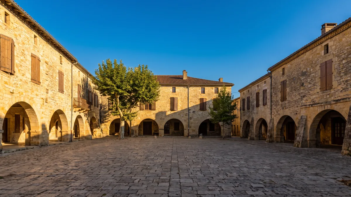 Plaza con arcadas de la bastida de Lévignac-de-Guyenne