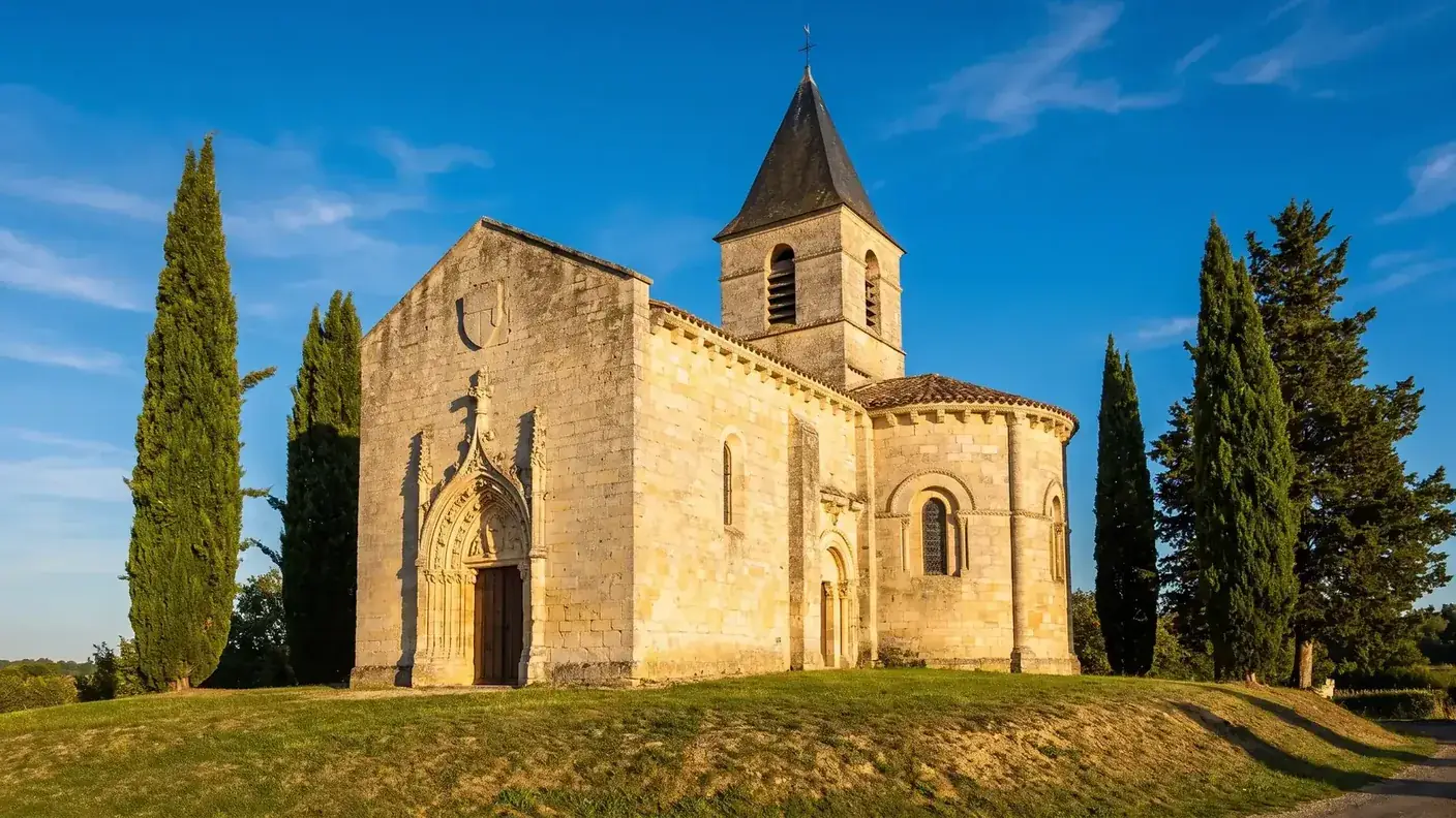 Iglesia de Bernac, construida en piedra clara, con un pórtico gótico