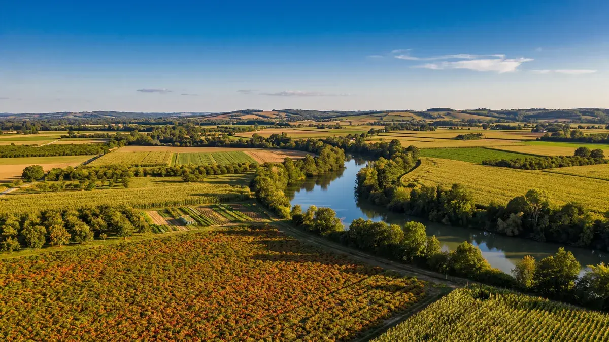 El valle del Garona en los alrededores de Marmande, bastida del Val de Garonne, etapa de un día desde Tonneins