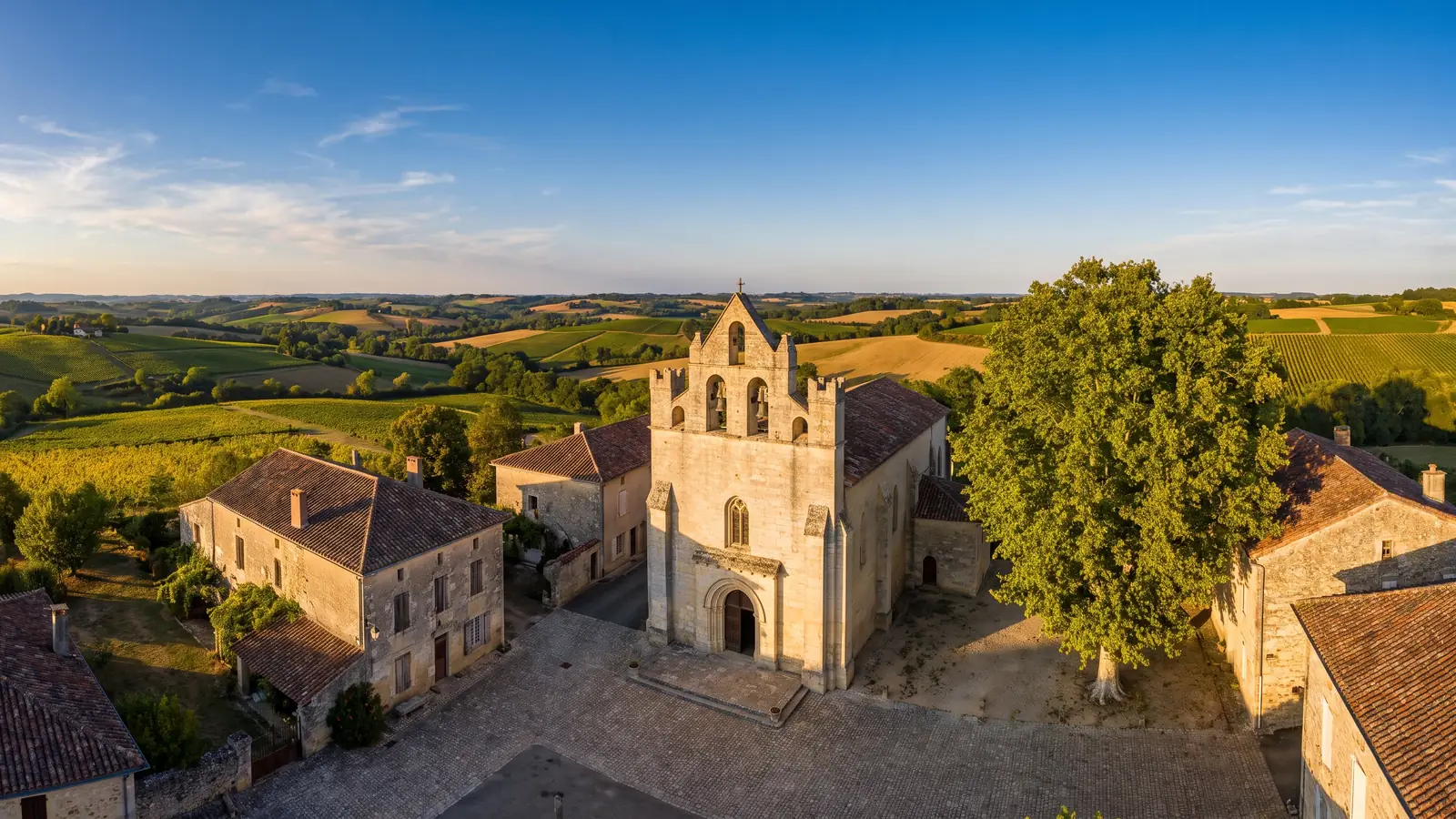 Iglesia rural de piedra situada en medio de las laderas agrícolas del Gers