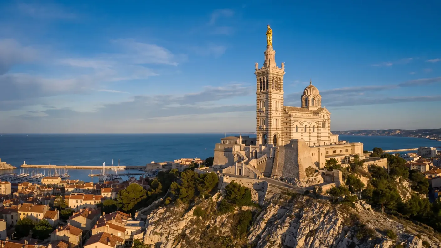 La basílica de Notre-Dame de la Garde, que domina Marsella y el mar