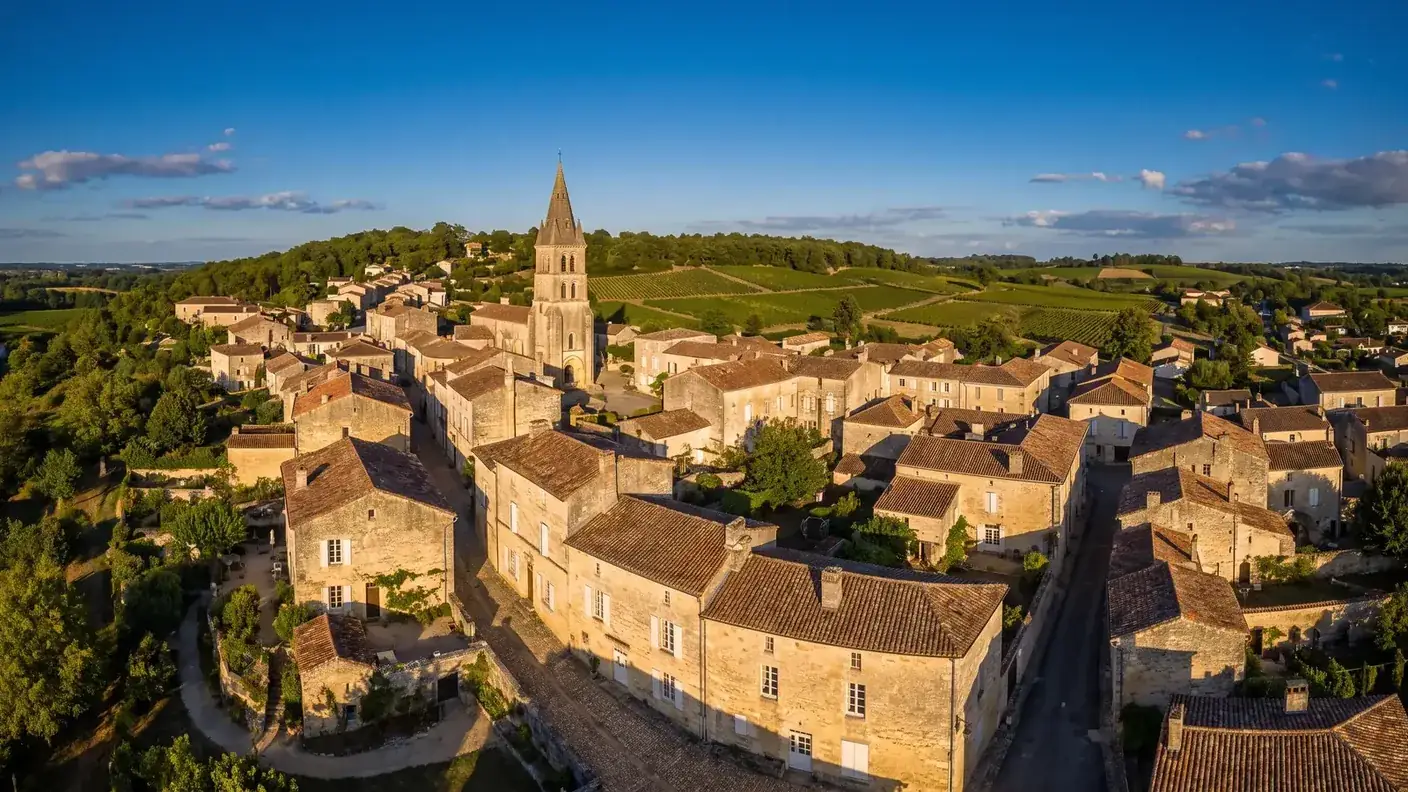 Una pequeña ciudad de piedra de la Saintonge, dispuesta en terrazas al pie de una ladera boscosa, con campanario y tejados de tejas de color marrón rojizo
