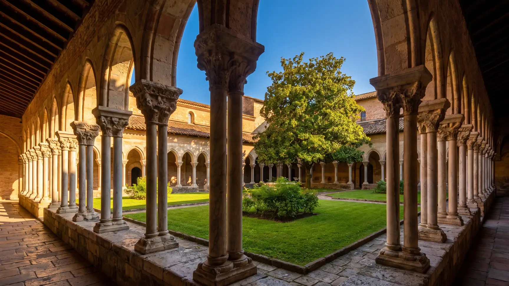 Claustro románico de la abadía de Saint-Pierre de Moissac y sus capiteles