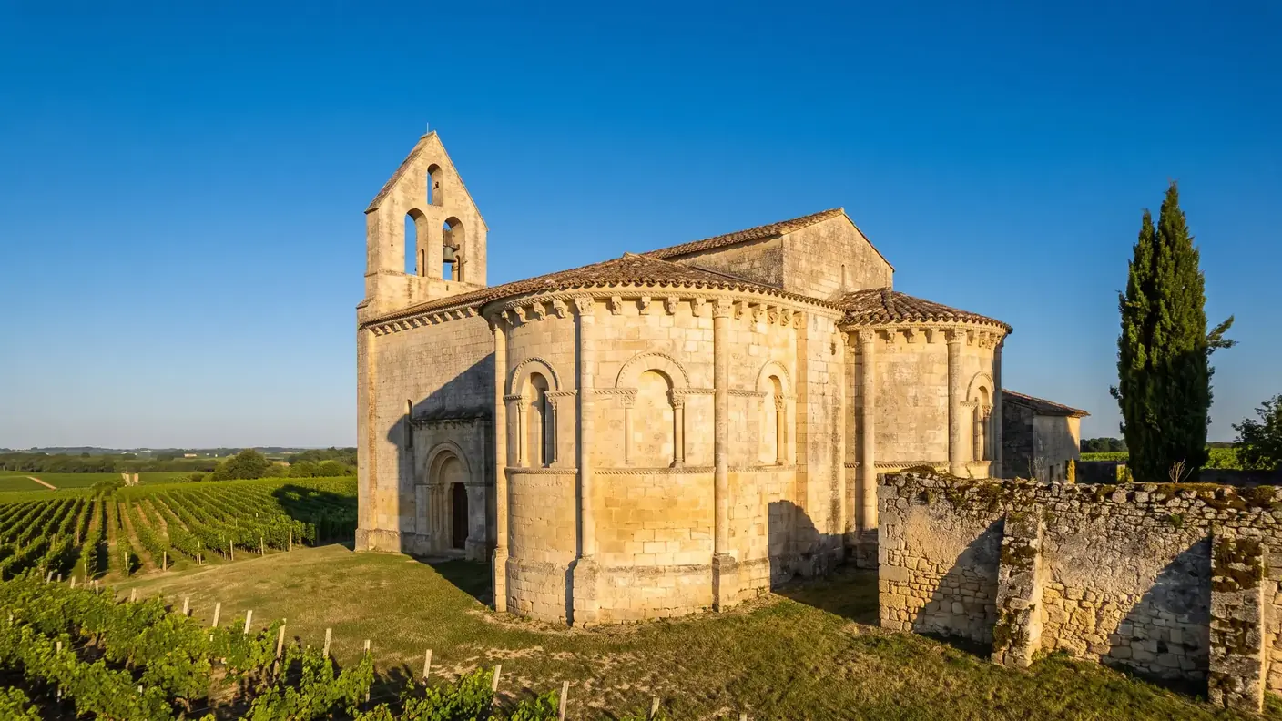 Iglesia románica de San Martín, situada sobre el viñedo de Montagne