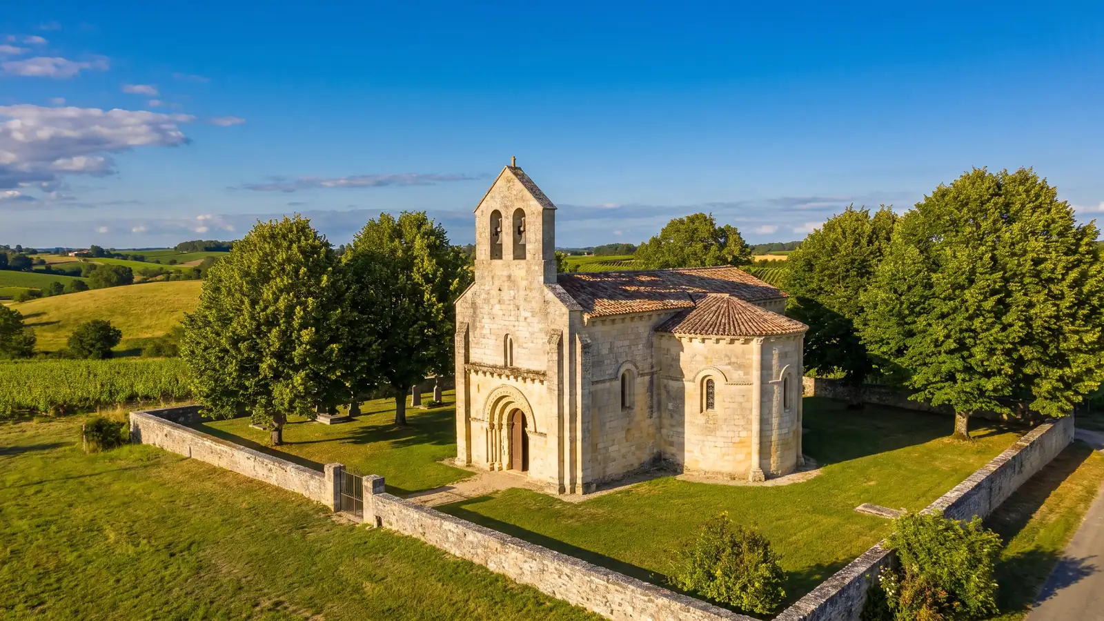 Una pequeña iglesia románica de los siglos XI y XII, construida en piedra de color miel, con cabecera redondeada y campanario de pueblo