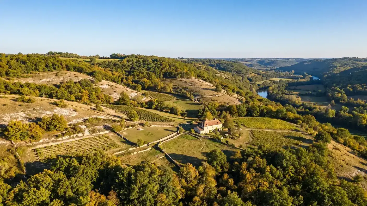 Laderas calcáreas, bosques y el valle del río Isle en el Périgord Blanco