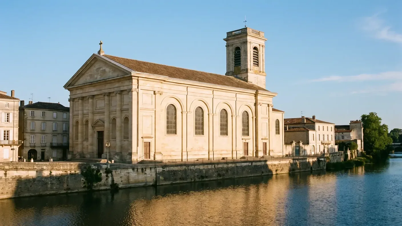 La iglesia de San Nicolás de Nérac, con una fachada neoclásica de piedra clara con frontón, a orillas del río Baïse